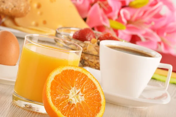 Завтрак на столе. Кофе, апельсиновый сок, роллы, мюсли . — стоковое фото