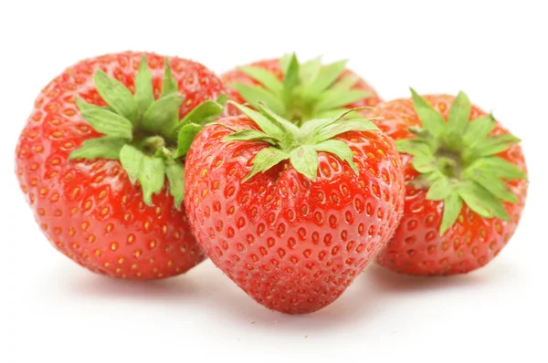 Frische Erdbeeren isoliert auf weiß — Stockfoto