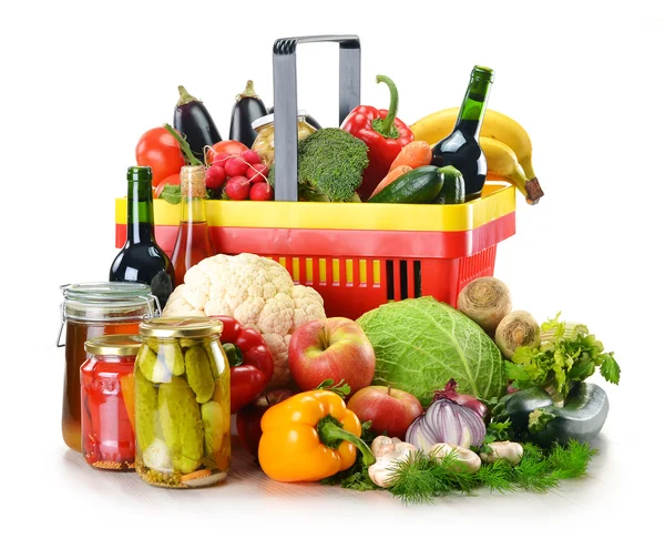 Plastový nákupní košík a potraviny izolované na bílém — Stock fotografie
