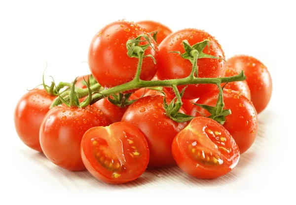 Świeże pomidory surowe na białym tle — Zdjęcie stockowe