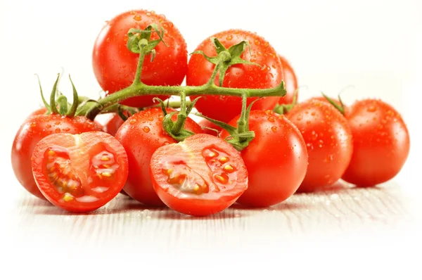 Tomates crues fraîches isolées sur blanc — Photo