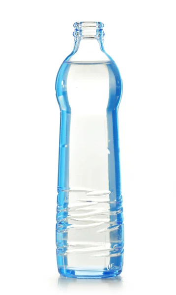 Скляна пляшка мінеральної води ізольована на білому — стокове фото