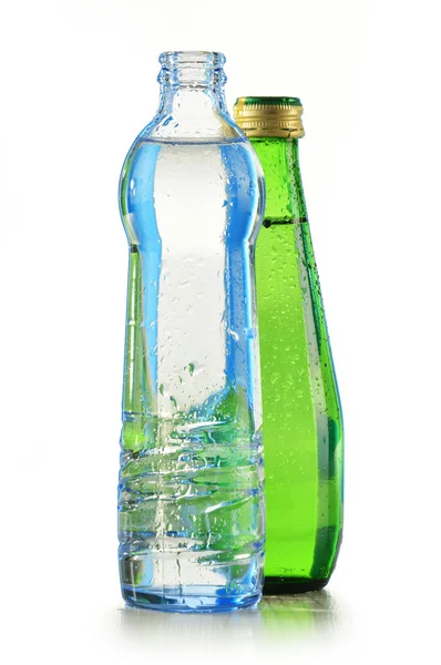 Üveg üveg ásványvíz elszigetelt fehér — Stock Fotó