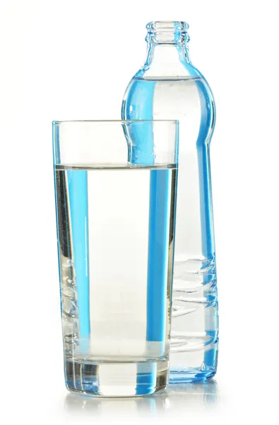 Glasflaska mineralvatten isolerad på vit — Stockfoto