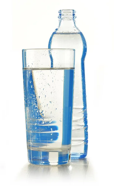 Γυάλινη φιάλη εμφιαλωμένο νερό που απομονώνονται σε λευκό — Φωτογραφία Αρχείου