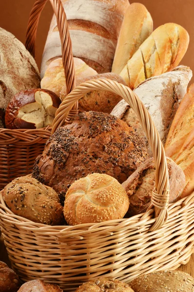 Komposition mit Brot und Brötchen im Weidenkorb — Stockfoto