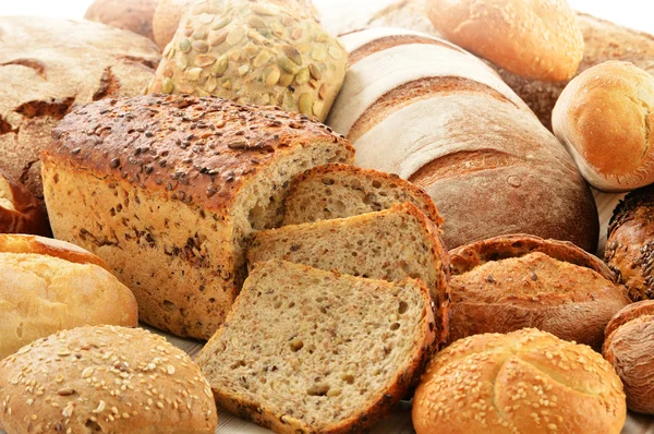 การประกอบด้วยขนมปังและม้วนในตะกร้าวิกเกอร์ — ภาพถ่ายสต็อก