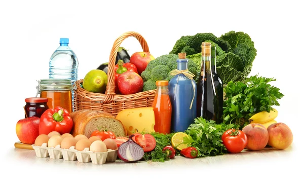 Potraviny v proutěném košíku včetně zeleniny a ovoce — Stock fotografie