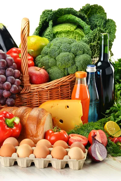 Продукты питания в плетеной корзине, включая овощи и фрукты — стоковое фото