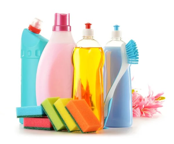 Bottiglie detergenti isolate su bianco — Foto Stock