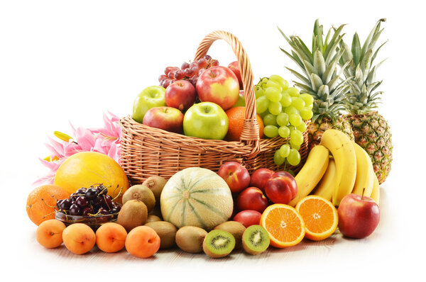 Композиция с разнообразными фруктами в плетеной корзине
