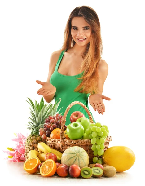 Junge Frau mit verschiedenen Früchten in Weidenkorb isoliert — Stockfoto