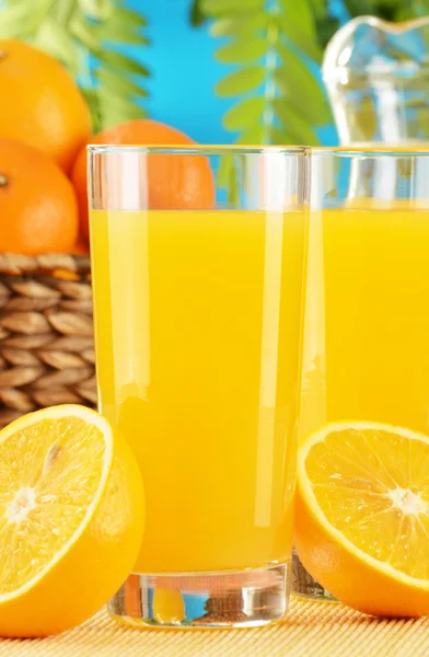 Composición con dos vasos de zumo de naranja y frutas —  Fotos de Stock