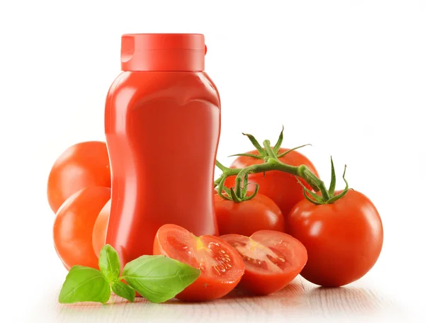 Samenstelling met ketchup en verse tomaten geïsoleerd op wit — Stockfoto