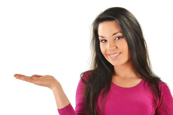 Giovane donna attraente con mano che presenta il prodotto isolato su bianco — Foto Stock