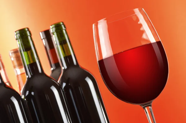Iki kadehlerin ve kırmızı şarap şişeleri ile kompozisyon — Stok fotoğraf
