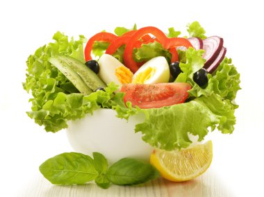 beyaz izole kase sebze salatası