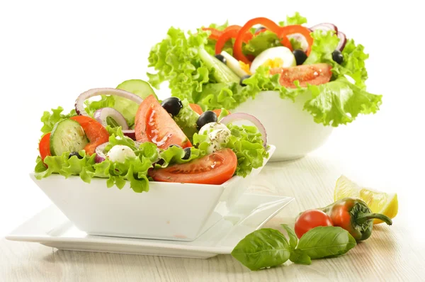 Овощной салат миска изолированы на белом — стоковое фото