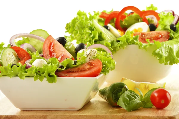 Овощной салат миска изолированы на белом — стоковое фото