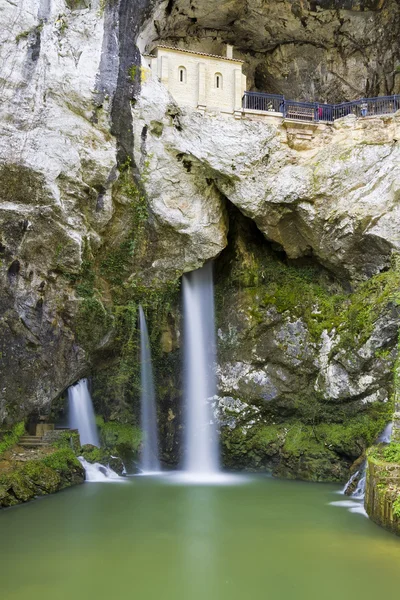 De heilige grot van covadonga, asturias, Spanje — Stockfoto