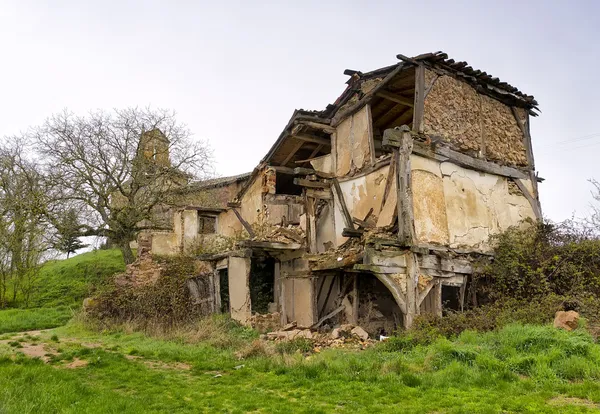 家庭や教会、廃墟となった村 — ストック写真
