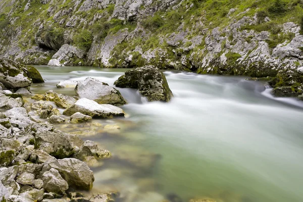 滝や岩の絹の効果 — ストック写真