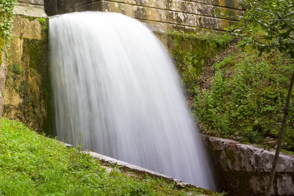 Vattenfall i spanska nationalparken i covadonga — Stockfoto