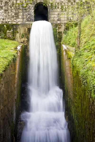 Vattenfall i spanska nationalparken i covadonga — Stockfoto