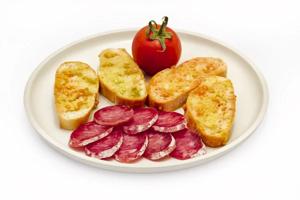 Tomaatti hierotaan viipale leipää — kuvapankkivalokuva