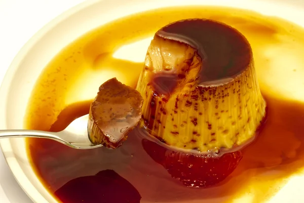 Яєчний заварний крем з карамельним соусом — стокове фото