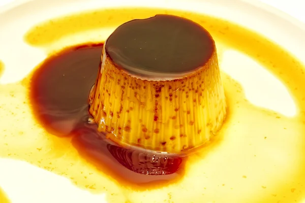 Egg custard with caramel sauce — Stock Photo, Image