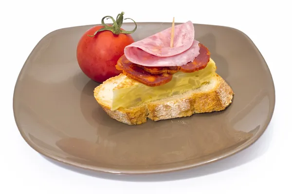 Spaanse omelet met chorizo iberico — Stockfoto