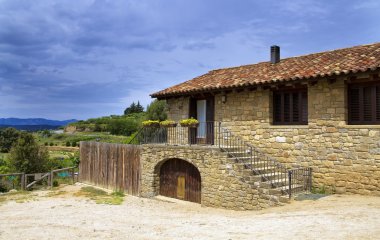 catalonia vadilerde büyük taş ev