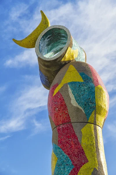 Skulptur dona jag ocell, barcelona Spanien — Stockfoto