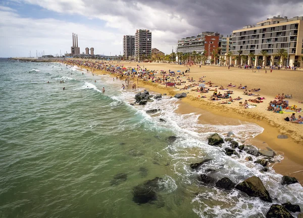 Uma vista da praia de Barceloneta em Barcelona, Espanha — Fotografia de Stock