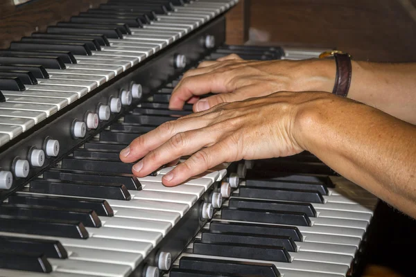 Hand playing piano — Stock Photo, Image