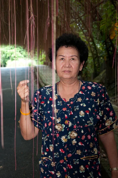 Asiático senior mujer en jardín — Foto de Stock