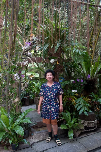 Aziatische senior vrouw in tuin — Stockfoto