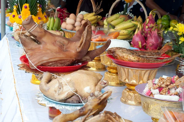 Sacrifice pig head and other — Stock Photo, Image