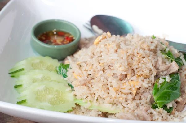 Τηγανητό ρύζι στο πιάτο — Φωτογραφία Αρχείου