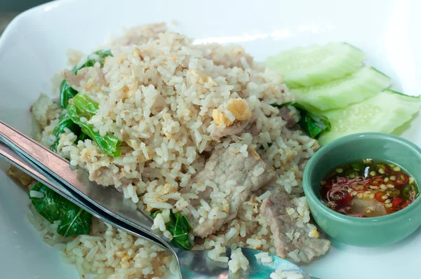 Смажений рис на блюді — стокове фото