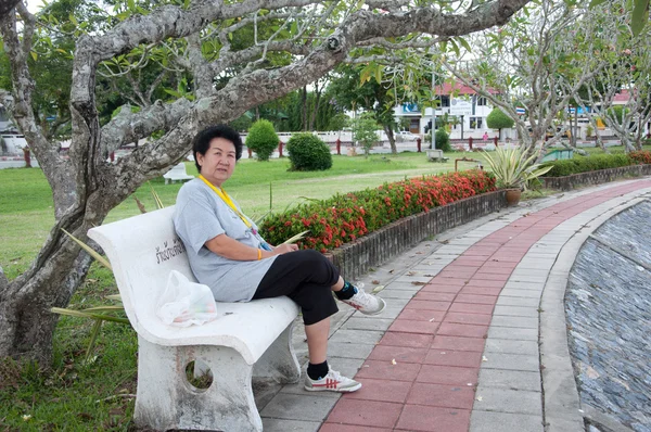 亚洲高级女人坐在椅子上 — 图库照片