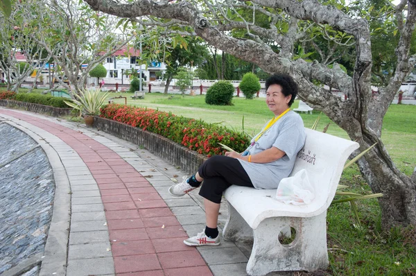 Aziatische senior vrouw zitten op stoel — Stockfoto