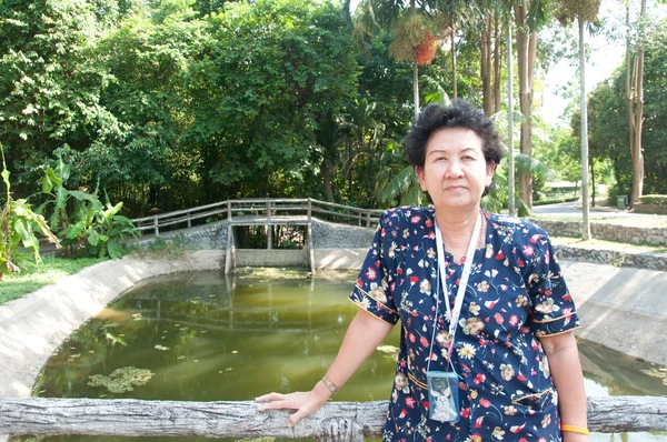 Asiático senior mujer en parque — Foto de Stock