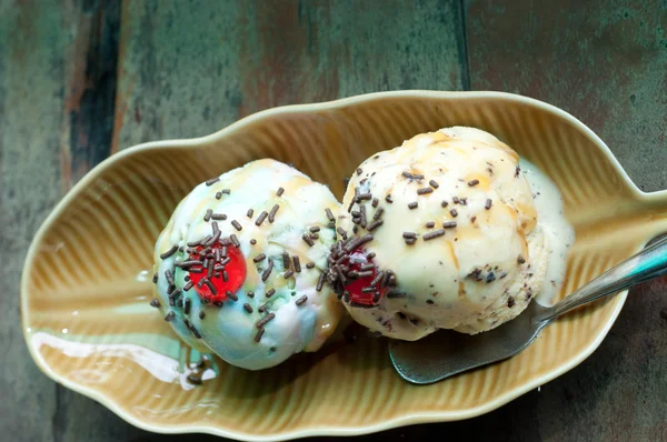 两勺冰淇淋 — 图库照片