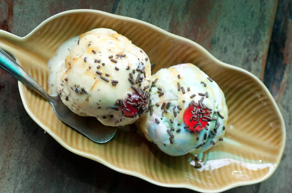 Duas colheres de sorvete — Fotografia de Stock