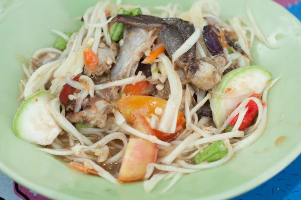 Salada de mamão tailandês com caranguejo - somtum — Fotografia de Stock