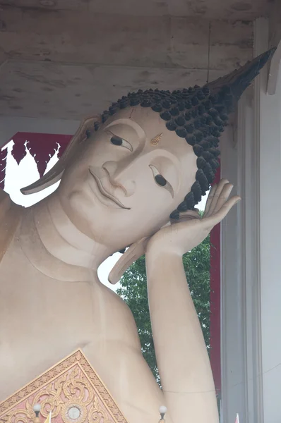Спящая большая статуя Будды в тайском храме — стоковое фото