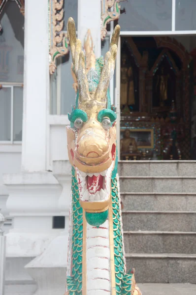 Drachenkopfstatue im thailändischen Tempel — Stockfoto