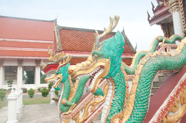 Estatua de cabeza de dragón en templo tailandés —  Fotos de Stock